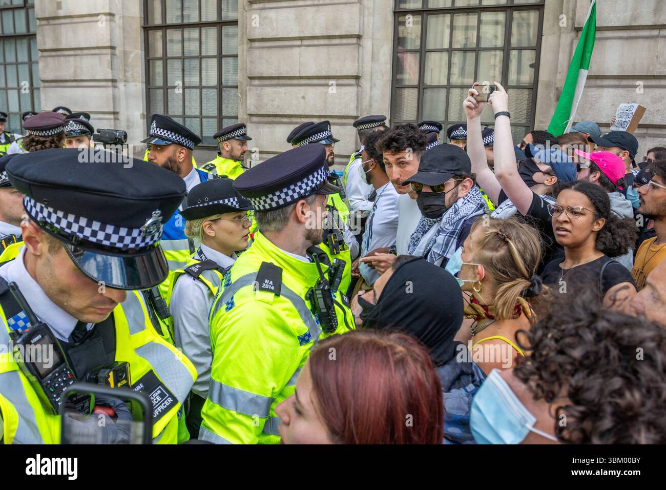 Les manifestants pro-palestiniens et les partisans de Palestine action se sont rassemblés à Trafalgar pour montrer leur soutien au groupe. Cela intervient après que le gouvernement ait déclaré qu'il était interdit en tant qu'organisation terroriste. Banque D'Images