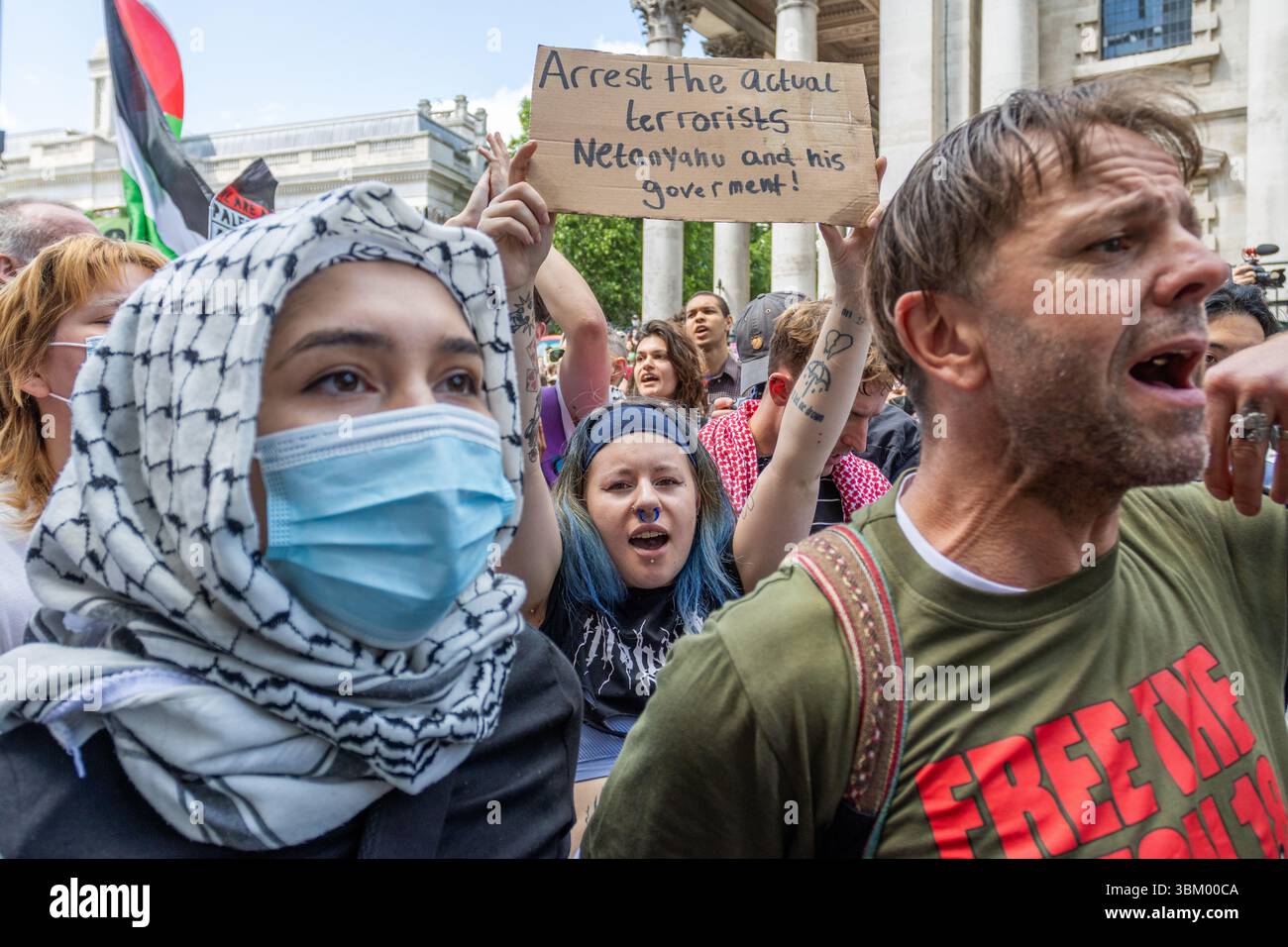 Les manifestants pro-palestiniens et les partisans de Palestine action se sont rassemblés à Trafalgar pour montrer leur soutien au groupe. Cela intervient après que le gouvernement ait déclaré qu'il était interdit en tant qu'organisation terroriste. Banque D'Images