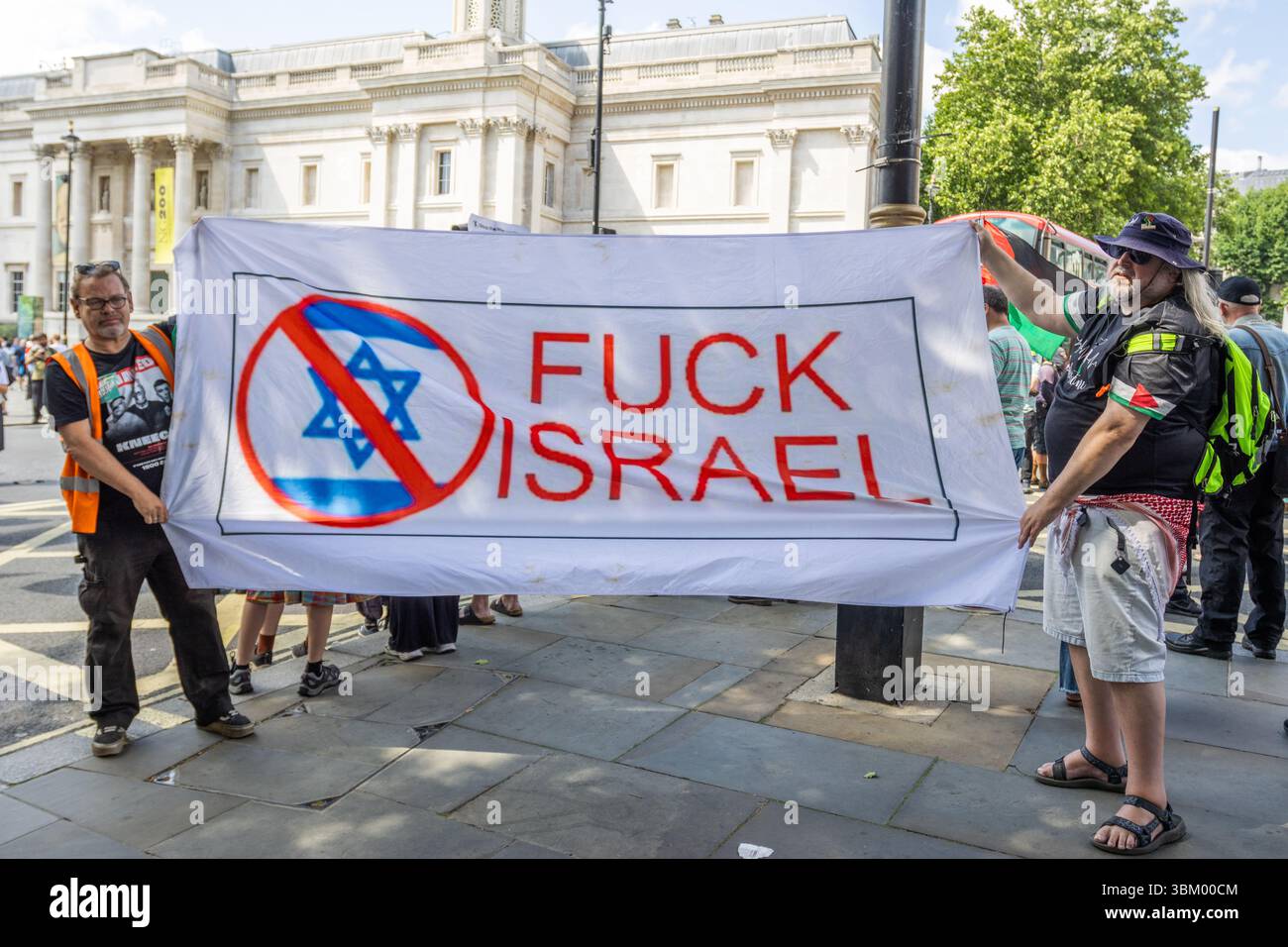 Les manifestants pro-palestiniens et les partisans de Palestine action se sont rassemblés à Trafalgar pour montrer leur soutien au groupe. Cela intervient après que le gouvernement ait déclaré qu'il était interdit en tant qu'organisation terroriste. Banque D'Images