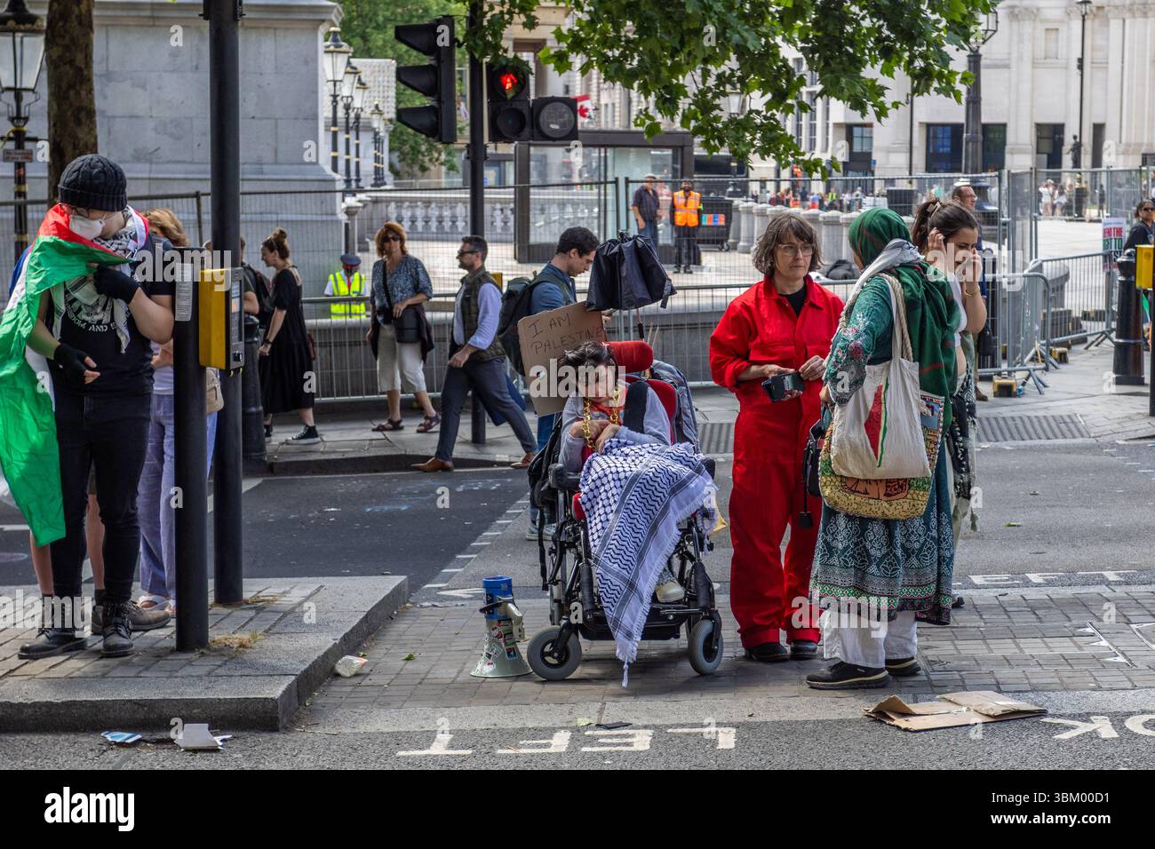 Les manifestants pro-palestiniens et les partisans de Palestine action se sont rassemblés à Trafalgar pour montrer leur soutien au groupe. Cela intervient après que le gouvernement ait déclaré qu'il était interdit en tant qu'organisation terroriste. Banque D'Images