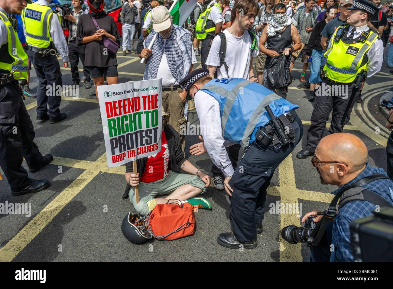 Les manifestants pro-palestiniens et les partisans de Palestine action se sont rassemblés à Trafalgar pour montrer leur soutien au groupe. Cela intervient après que le gouvernement ait déclaré qu'il était interdit en tant qu'organisation terroriste. Banque D'Images