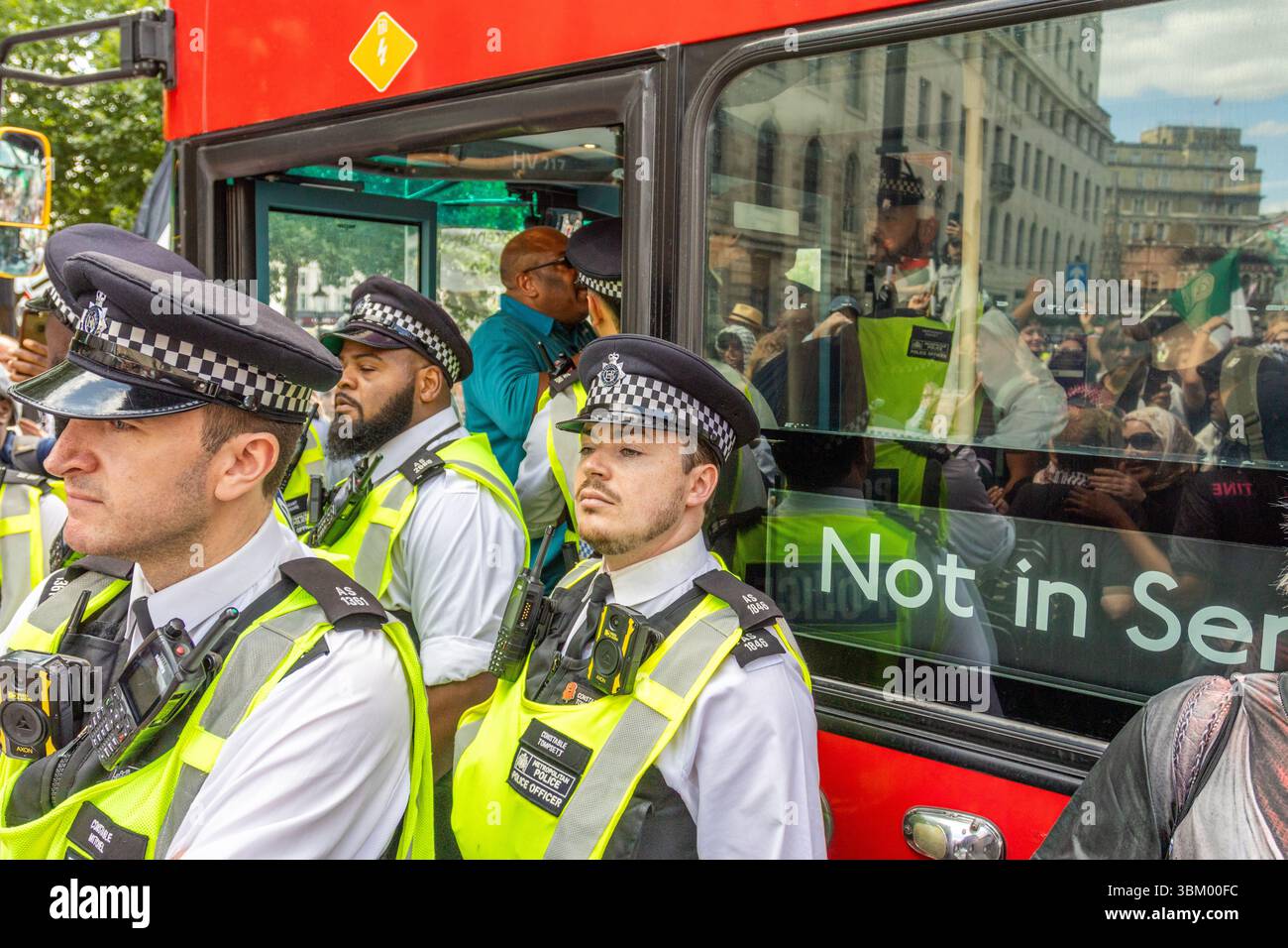 Les manifestants pro-palestiniens et les partisans de Palestine action se sont rassemblés à Trafalgar pour montrer leur soutien au groupe. Cela intervient après que le gouvernement ait déclaré qu'il était interdit en tant qu'organisation terroriste. Banque D'Images