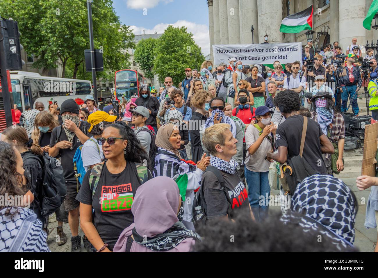 Les manifestants pro-palestiniens et les partisans de Palestine action se sont rassemblés à Trafalgar pour montrer leur soutien au groupe. Cela intervient après que le gouvernement ait déclaré qu'il était interdit en tant qu'organisation terroriste. Banque D'Images