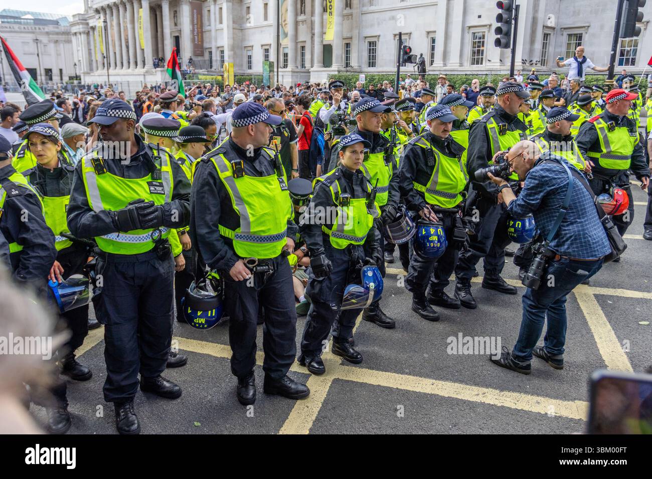 Les manifestants pro-palestiniens et les partisans de Palestine action se sont rassemblés à Trafalgar pour montrer leur soutien au groupe. Cela intervient après que le gouvernement ait déclaré qu'il était interdit en tant qu'organisation terroriste. Banque D'Images