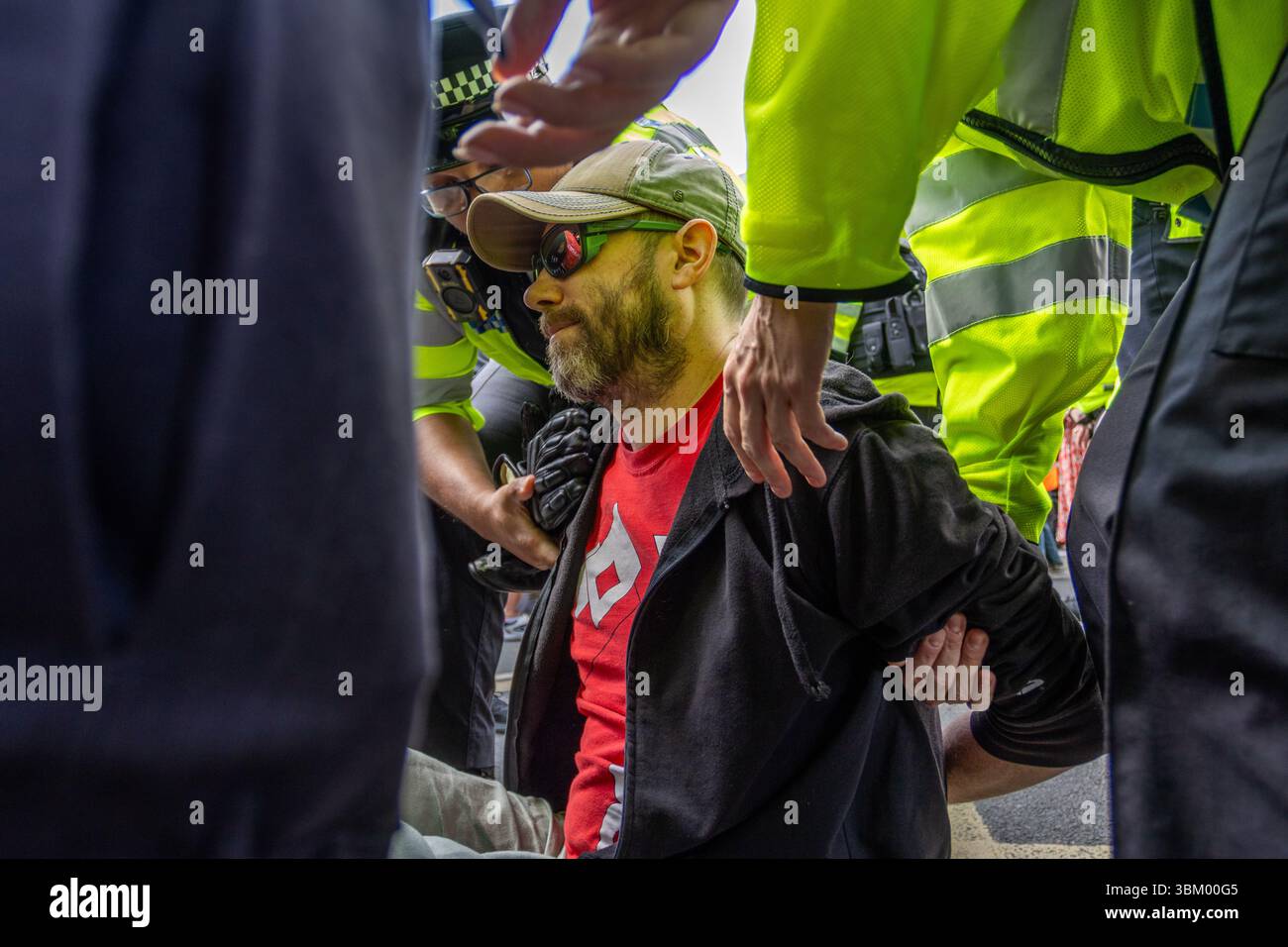 Les manifestants pro-palestiniens et les partisans de Palestine action se sont rassemblés à Trafalgar pour montrer leur soutien au groupe. Cela intervient après que le gouvernement ait déclaré qu'il était interdit en tant qu'organisation terroriste. Banque D'Images