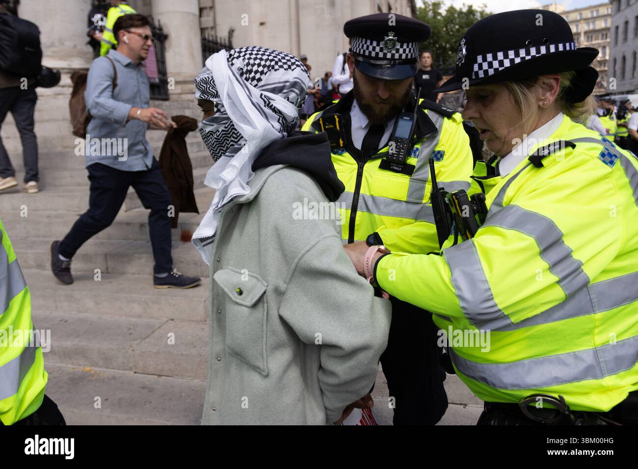 Les manifestants pro-palestiniens et les partisans de Palestine action se sont rassemblés à Trafalgar pour montrer leur soutien au groupe. Cela intervient après que le gouvernement ait déclaré qu'il était interdit en tant qu'organisation terroriste. Banque D'Images