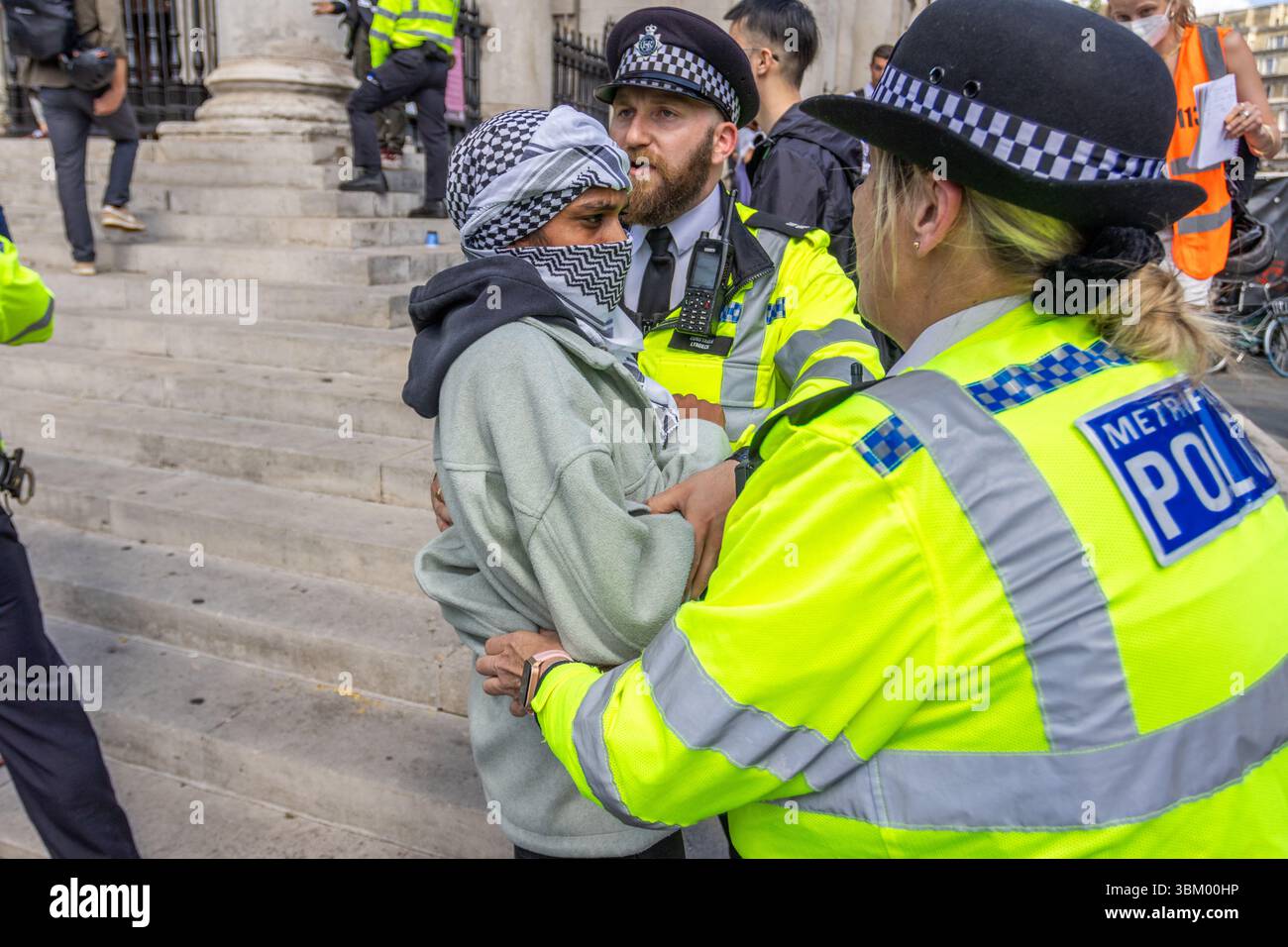 Les manifestants pro-palestiniens et les partisans de Palestine action se sont rassemblés à Trafalgar pour montrer leur soutien au groupe. Cela intervient après que le gouvernement ait déclaré qu'il était interdit en tant qu'organisation terroriste. Banque D'Images
