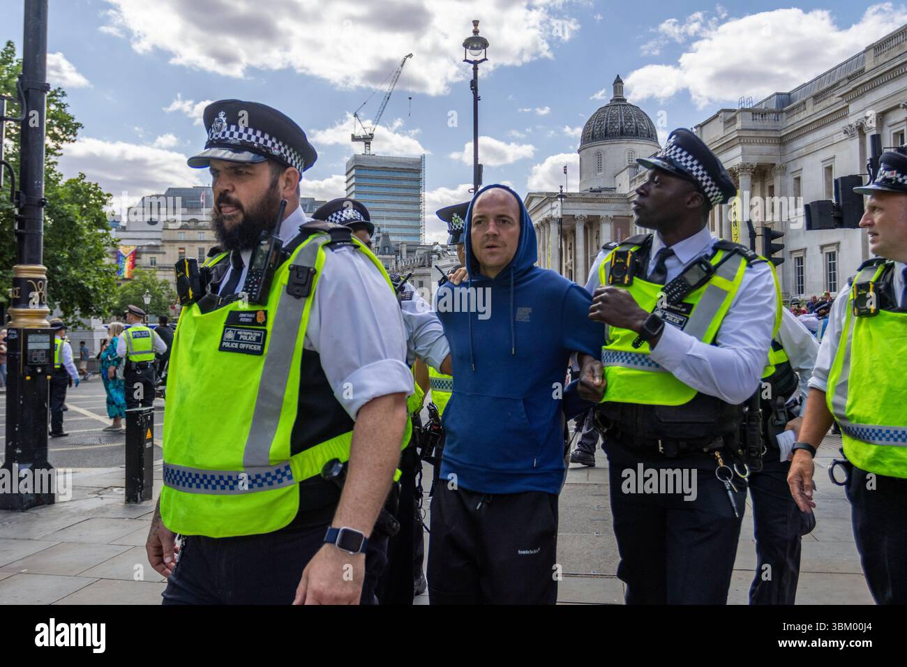 Les manifestants pro-palestiniens et les partisans de Palestine action se sont rassemblés à Trafalgar pour montrer leur soutien au groupe. Cela intervient après que le gouvernement ait déclaré qu'il était interdit en tant qu'organisation terroriste. Banque D'Images