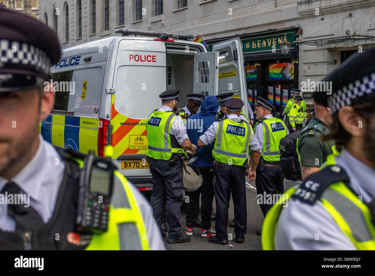 Les manifestants pro-palestiniens et les partisans de Palestine action se sont rassemblés à Trafalgar pour montrer leur soutien au groupe. Cela intervient après que le gouvernement ait déclaré qu'il était interdit en tant qu'organisation terroriste. Banque D'Images