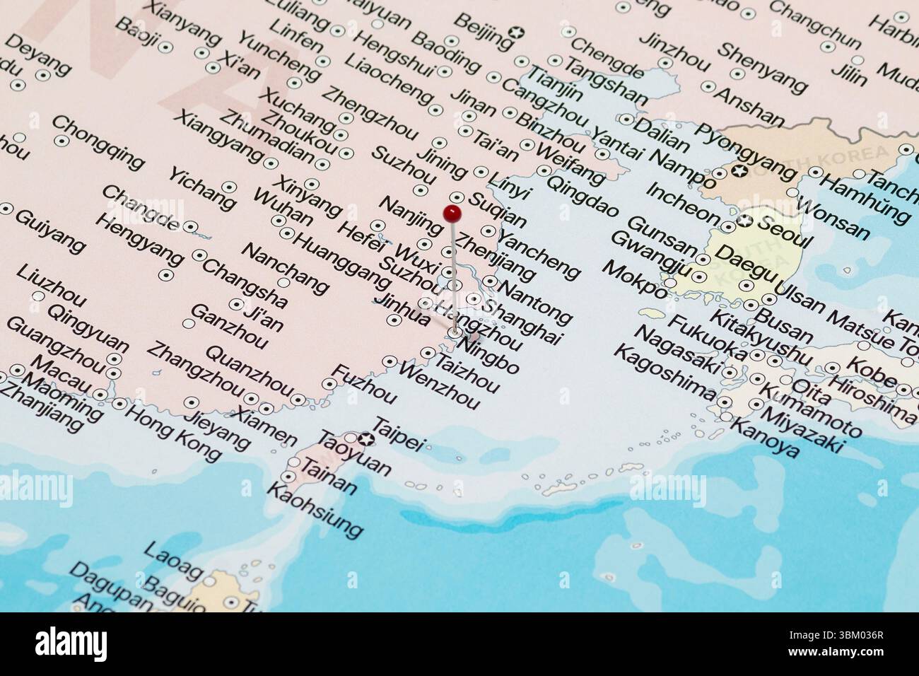 Macro photo d'une aiguille rouge dans la ville de Ningbo de la carte politique de la Chine Banque D'Images