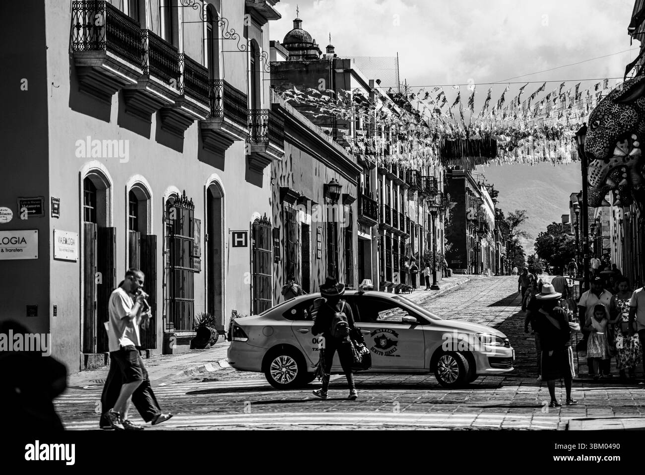 Oaxaca de Juárez, une ville du centre du Mexique, présente des bâtiments coloniaux, dont beaucoup se trouvent dans le Zócalo, la place centrale et le palais du gouvernement, avec des peintures murales colorées représentant l'histoire régionale. La place Alameda de León fait face à la façade ornée de la cathédrale d'Oaxaca. L'église Templo de Santo Domingo du XVIe siècle possède un somptueux intérieur baroque et un ancien couvent y est adjacent. ― 2005 © (photo Luis Gutierrez/Norte photo) Oaxaca de Juarez, ciudad del centro de México, edificios coloniales, muchos de los cuales están , plaza central del Zócalo, se encuentra el Palacio de Gobierno, Banque D'Images