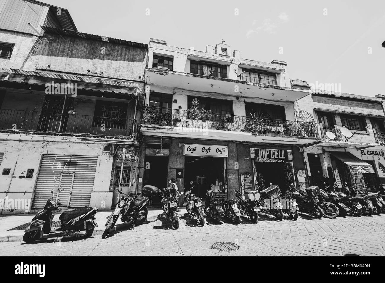 Oaxaca de Juárez, une ville du centre du Mexique, présente des bâtiments coloniaux, dont beaucoup se trouvent dans le Zócalo, la place centrale et le palais du gouvernement, avec des peintures murales colorées représentant l'histoire régionale. La place Alameda de León fait face à la façade ornée de la cathédrale d'Oaxaca. L'église Templo de Santo Domingo du XVIe siècle possède un somptueux intérieur baroque et un ancien couvent y est adjacent. ― 2005 © (photo Luis Gutierrez/Norte photo) Oaxaca de Juarez, ciudad del centro de México, edificios coloniales, muchos de los cuales están , plaza central del Zócalo, se encuentra el Palacio de Gobierno, Banque D'Images