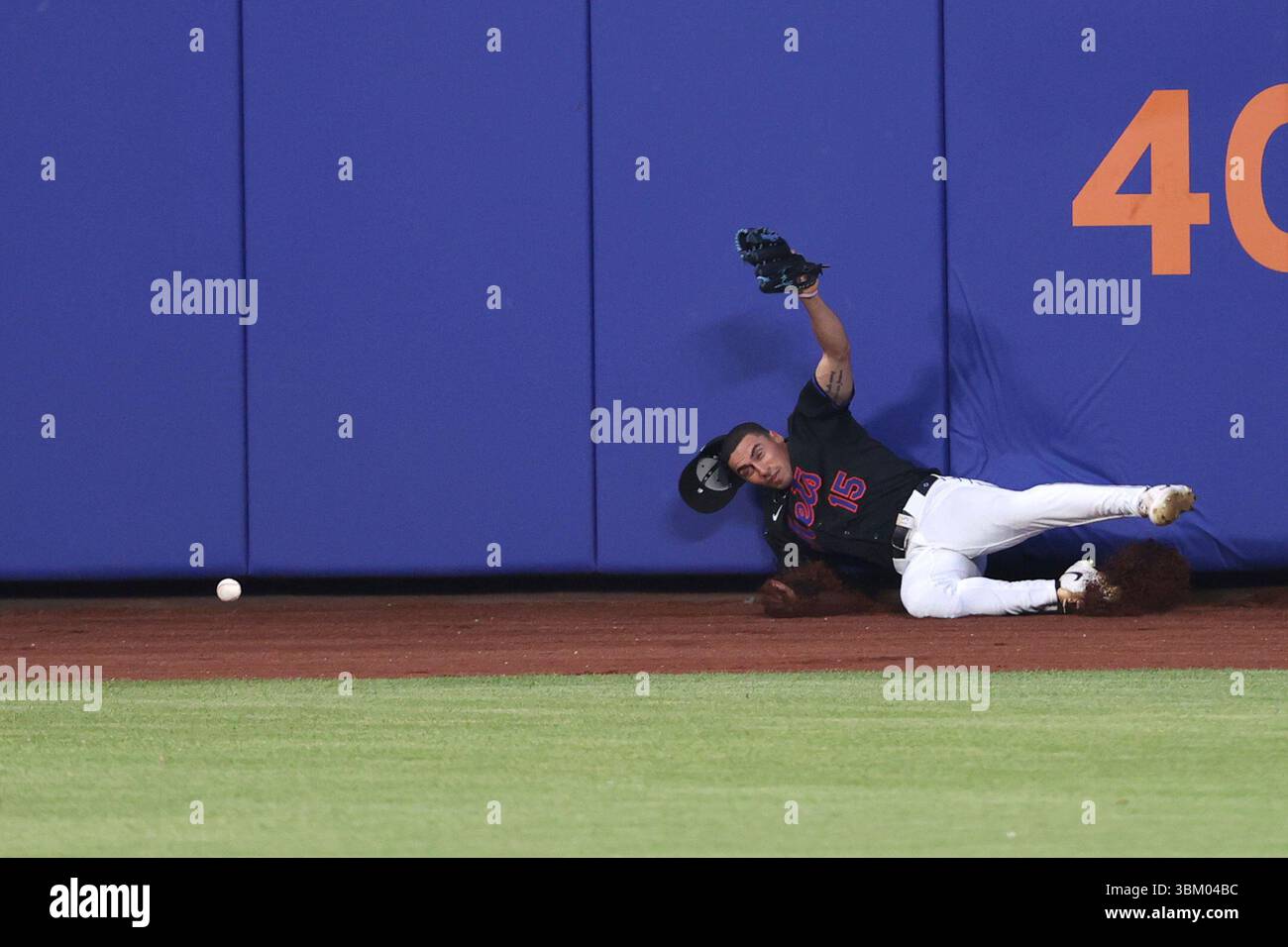 New York Mets outfielder Tyrone Taylor misses a fly ball hit by Atlanta Braves' Austin Riley during the fifth inning of a baseball game Monday, June 23, 2025, in New York. (AP Photo/Pamela Smith) Banque D'Images