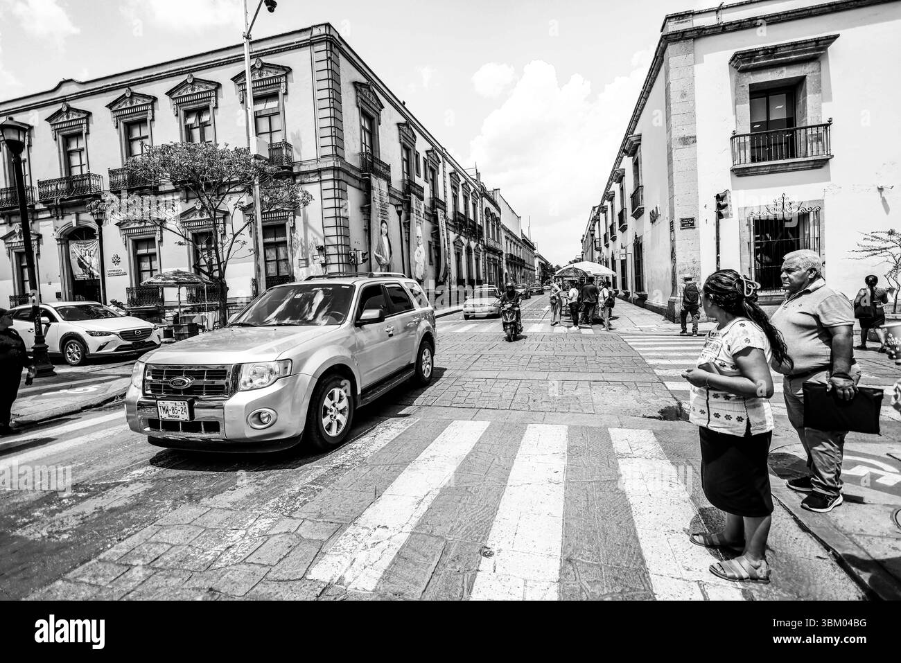 Oaxaca de Juárez, une ville du centre du Mexique, présente des bâtiments coloniaux, dont beaucoup se trouvent dans le Zócalo, la place centrale et le palais du gouvernement, avec des peintures murales colorées représentant l'histoire régionale. La place Alameda de León fait face à la façade ornée de la cathédrale d'Oaxaca. L'église Templo de Santo Domingo du XVIe siècle possède un somptueux intérieur baroque et un ancien couvent y est adjacent. ― 2005 © (photo Luis Gutierrez/Norte photo) Oaxaca de Juarez, ciudad del centro de México, edificios coloniales, muchos de los cuales están , plaza central del Zócalo, se encuentra el Palacio de Gobierno, Banque D'Images