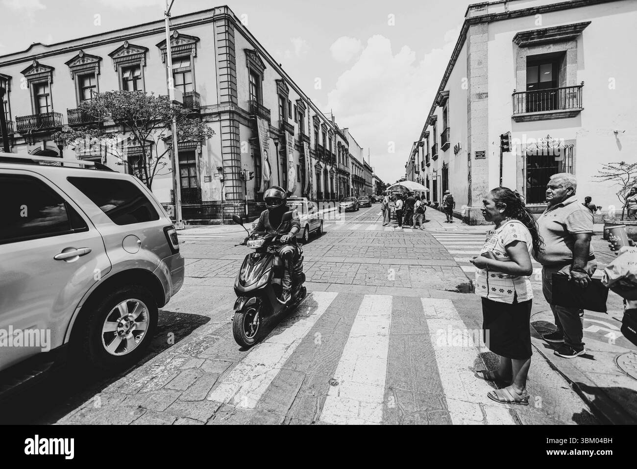 Oaxaca de Juárez, une ville du centre du Mexique, présente des bâtiments coloniaux, dont beaucoup se trouvent dans le Zócalo, la place centrale et le palais du gouvernement, avec des peintures murales colorées représentant l'histoire régionale. La place Alameda de León fait face à la façade ornée de la cathédrale d'Oaxaca. L'église Templo de Santo Domingo du XVIe siècle possède un somptueux intérieur baroque et un ancien couvent y est adjacent. ― 2005 © (photo Luis Gutierrez/Norte photo) Oaxaca de Juarez, ciudad del centro de México, edificios coloniales, muchos de los cuales están , plaza central del Zócalo, se encuentra el Palacio de Gobierno, Banque D'Images