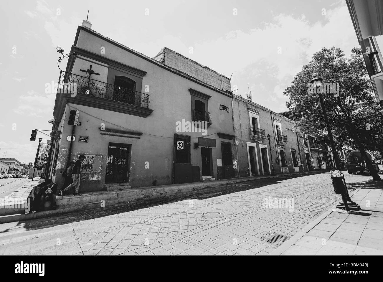 Oaxaca de Juárez, une ville du centre du Mexique, présente des bâtiments coloniaux, dont beaucoup se trouvent dans le Zócalo, la place centrale et le palais du gouvernement, avec des peintures murales colorées représentant l'histoire régionale. La place Alameda de León fait face à la façade ornée de la cathédrale d'Oaxaca. L'église Templo de Santo Domingo du XVIe siècle possède un somptueux intérieur baroque et un ancien couvent y est adjacent. ― 2005 © (photo Luis Gutierrez/Norte photo) Oaxaca de Juarez, ciudad del centro de México, edificios coloniales, muchos de los cuales están , plaza central del Zócalo, se encuentra el Palacio de Gobierno, Banque D'Images
