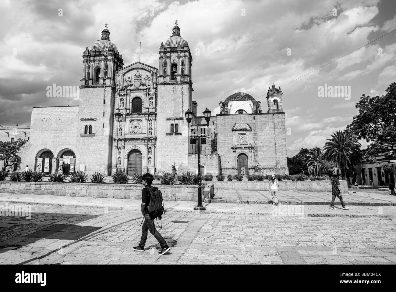 Oaxaca de Juárez, une ville du centre du Mexique, présente des bâtiments coloniaux, dont beaucoup se trouvent dans le Zócalo, la place centrale et le palais du gouvernement, avec des peintures murales colorées représentant l'histoire régionale. La place Alameda de León fait face à la façade ornée de la cathédrale d'Oaxaca. L'église Templo de Santo Domingo du XVIe siècle possède un somptueux intérieur baroque et un ancien couvent y est adjacent. ― 2005 © (photo Luis Gutierrez/Norte photo) Oaxaca de Juarez, ciudad del centro de México, edificios coloniales, muchos de los cuales están , plaza central del Zócalo, se encuentra el Palacio de Gobierno, Banque D'Images