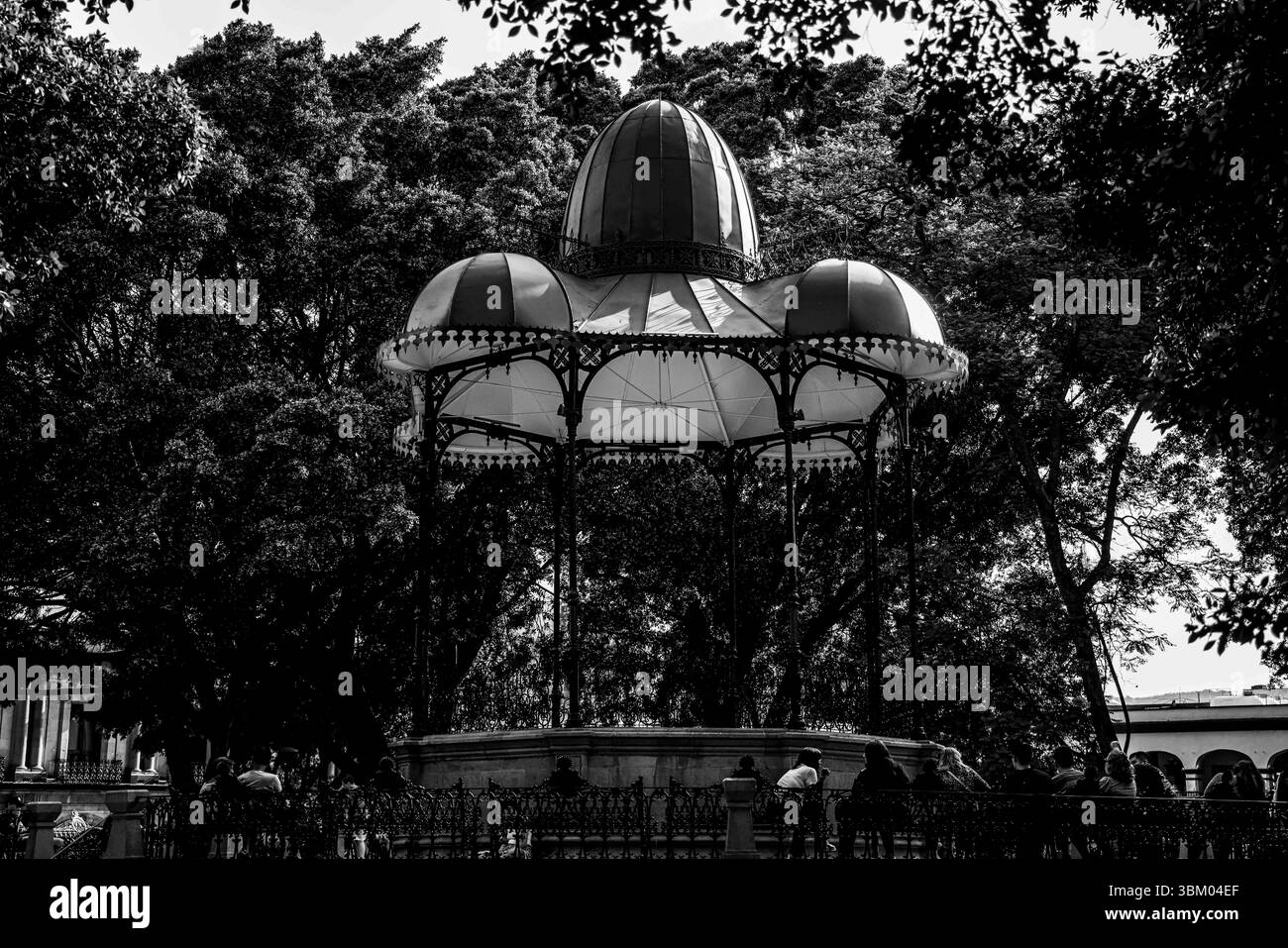 Oaxaca de Juárez, une ville du centre du Mexique, présente des bâtiments coloniaux, dont beaucoup se trouvent dans le Zócalo, la place centrale et le palais du gouvernement, avec des peintures murales colorées représentant l'histoire régionale. La place Alameda de León fait face à la façade ornée de la cathédrale d'Oaxaca. L'église Templo de Santo Domingo du XVIe siècle possède un somptueux intérieur baroque et un ancien couvent y est adjacent. ― 2005 © (photo Luis Gutierrez/Norte photo) Oaxaca de Juarez, ciudad del centro de México, edificios coloniales, muchos de los cuales están , plaza central del Zócalo, se encuentra el Palacio de Gobierno, Banque D'Images