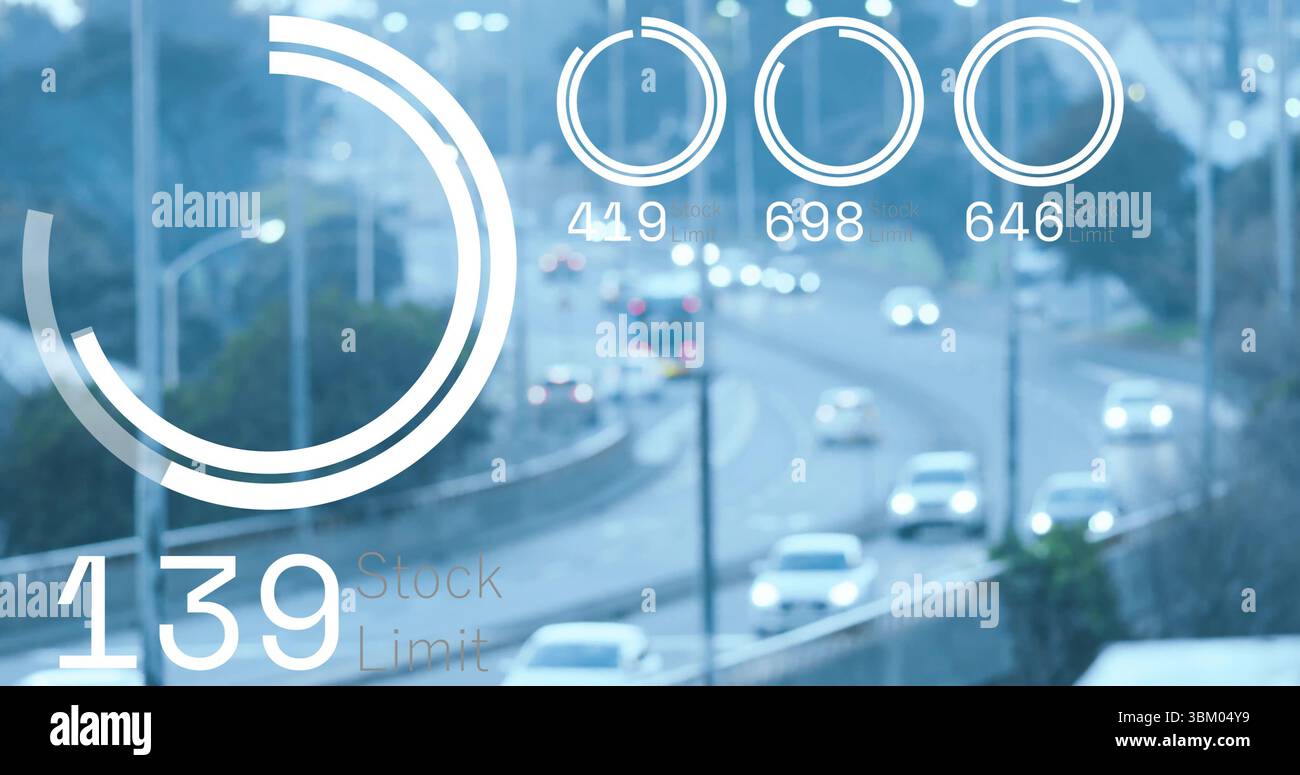 Berlines légères de croisière, VUS naviguant sur l'autoroute à plusieurs voies au crépuscule, avec éléments HUD superposés Banque D'Images
