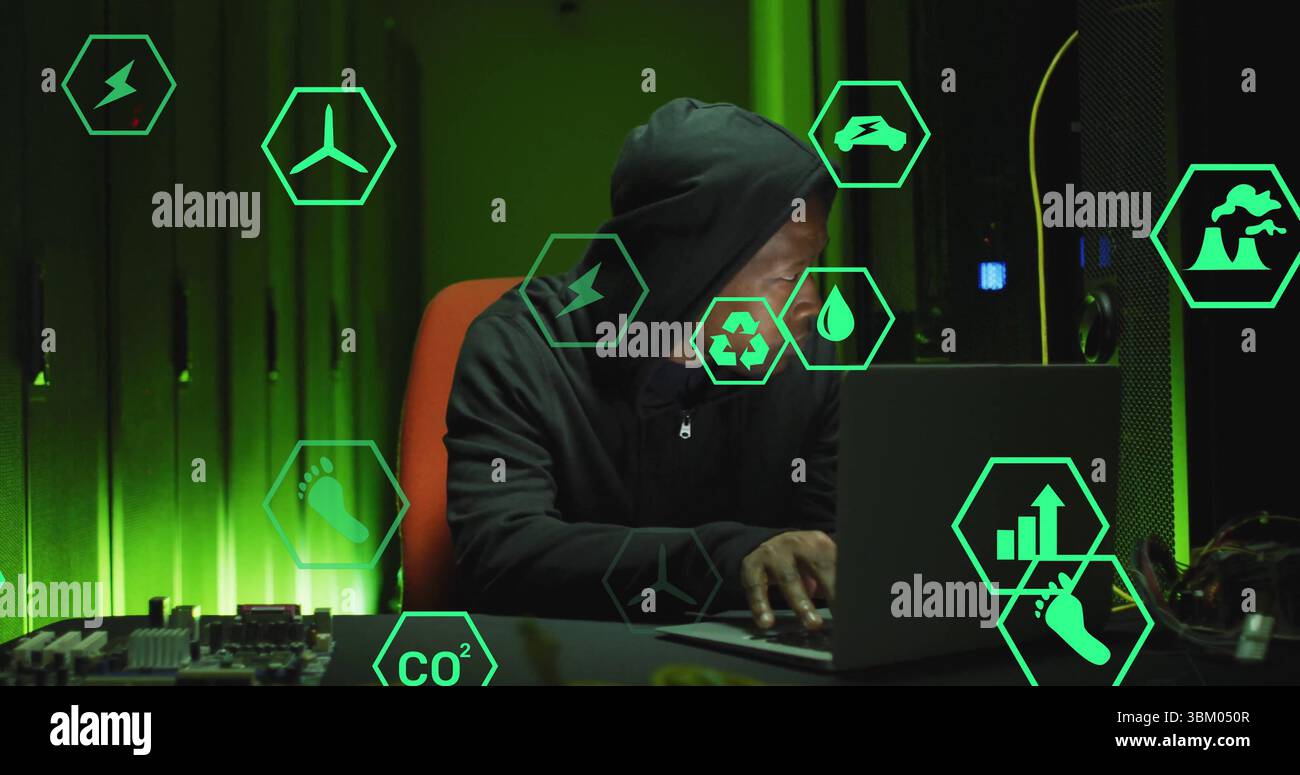 En tapant pro dans le sweat à capuche noir de gestion des serveurs dans le centre de données avec ordinateur portable, circuits, icônes hexagonales Banque D'Images