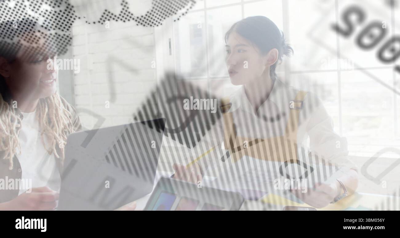 Faire des gestes entre collègues discutant des données au bureau avec la superposition des données au crayon d'un ordinateur portable Banque D'Images