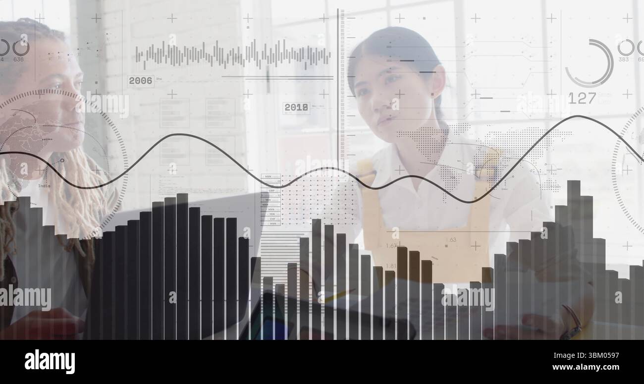 Analyse des graphiques numériques à barres et linéaires, hommes et femmes professionnels travaillant dans le bureau, avec ordinateur portable Banque D'Images