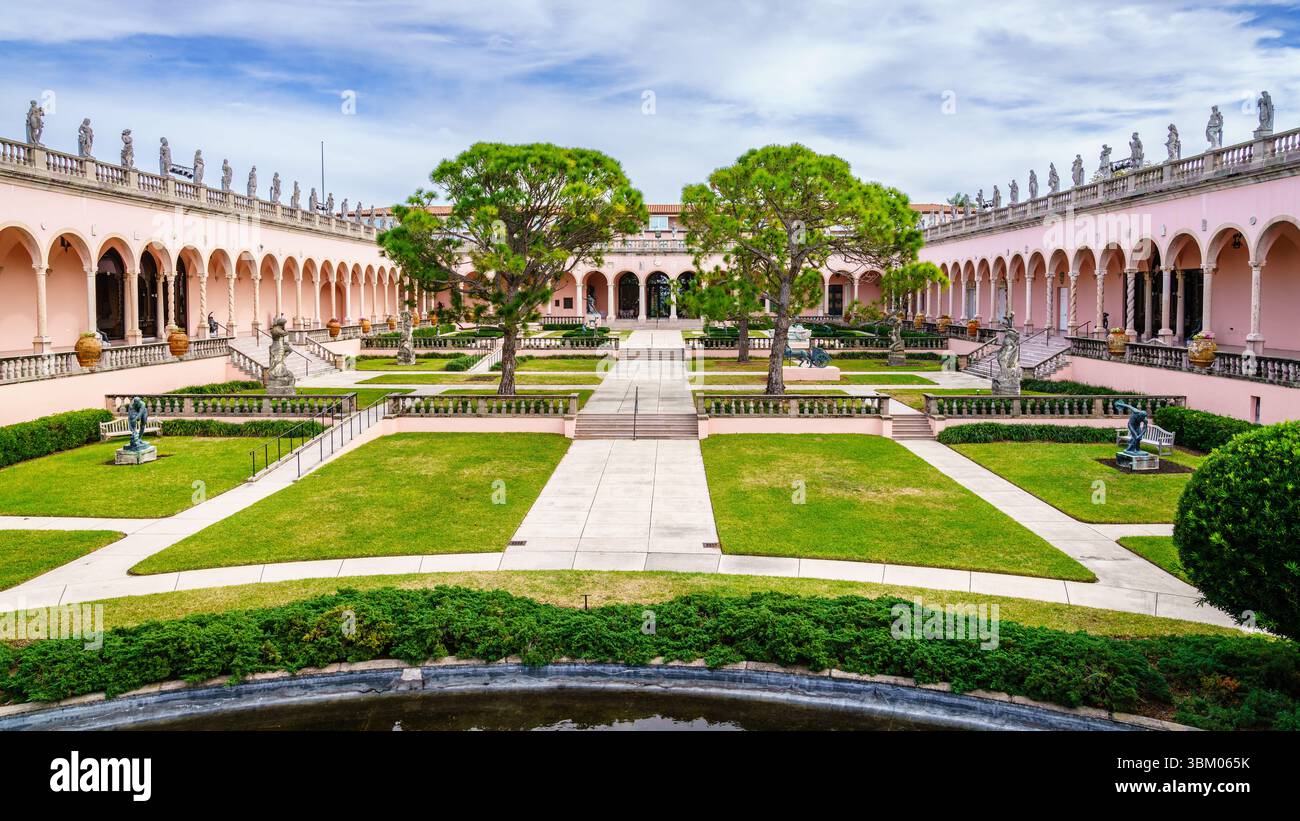Sarasota, FL, 20 décembre 2023 : terrains du John and Mable Ringling Museum of Art à Sarasota, Floride Banque D'Images Sarasota, FL, 20 décembre 2023 : terrains du John and Mable Ringling Museum of Art à Sarasota, Floride Banque D'Images
