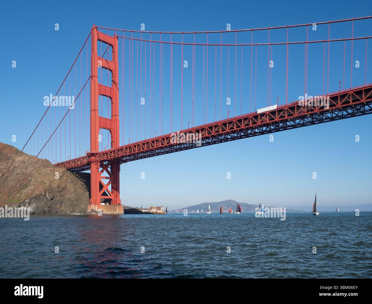 Une vue sur le Golden Gate Bridge avec des voiliers dans l'eau. Banque D'Images Une vue sur le Golden Gate Bridge avec des voiliers dans l'eau. Banque D'Images