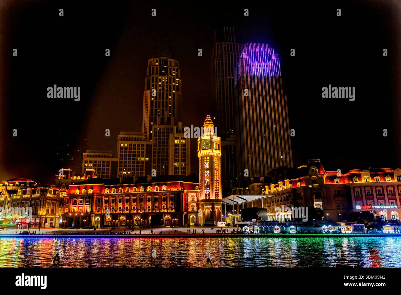 Reflet coloré de l'eau de la rivière Hai illuminé, Tianjin, Chine. Banque D'Images