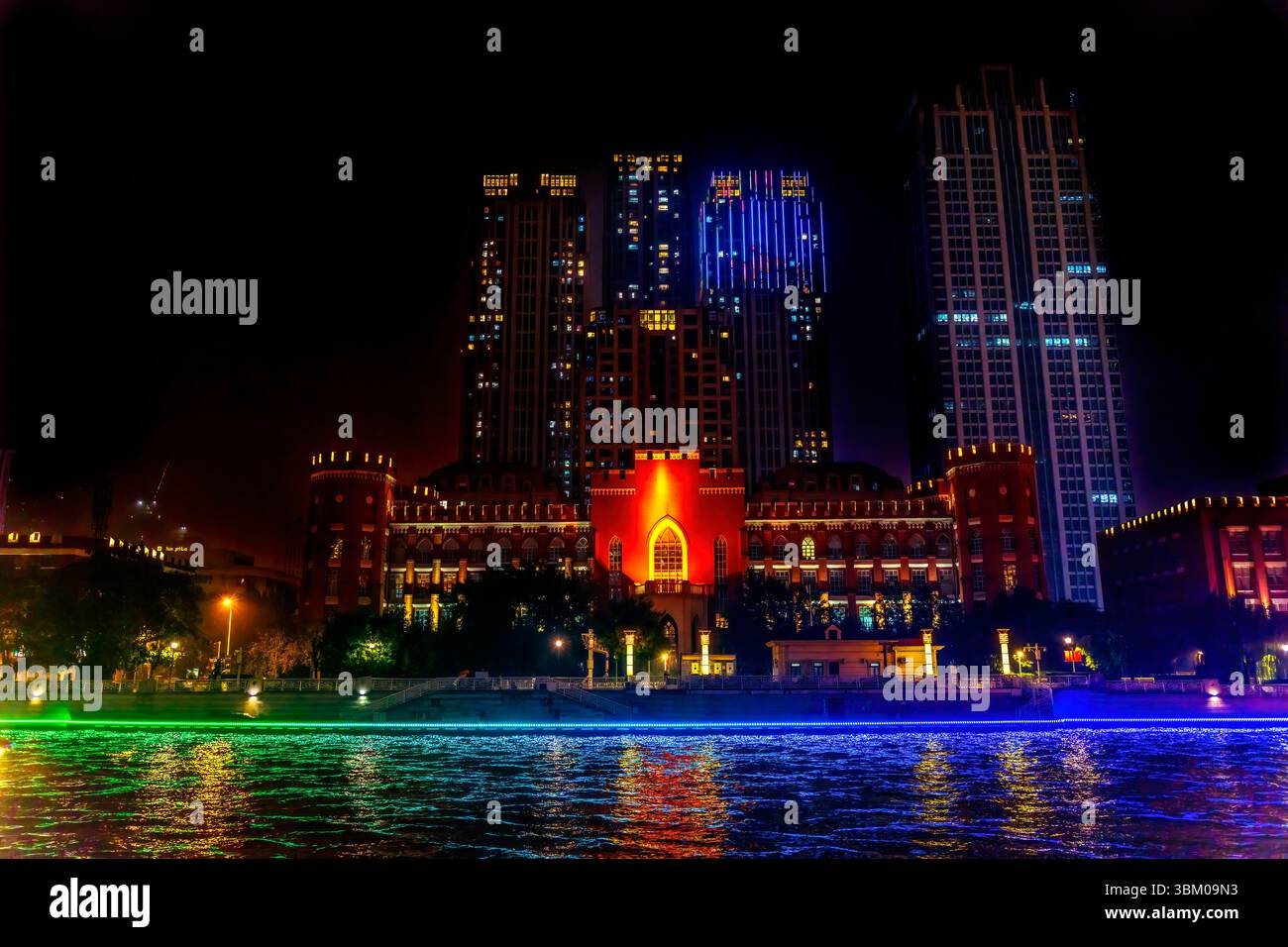 Bâtiments colorés, réflexion éclairée de l'eau de la rivière Hai, Tianjin, Chine. Banque D'Images