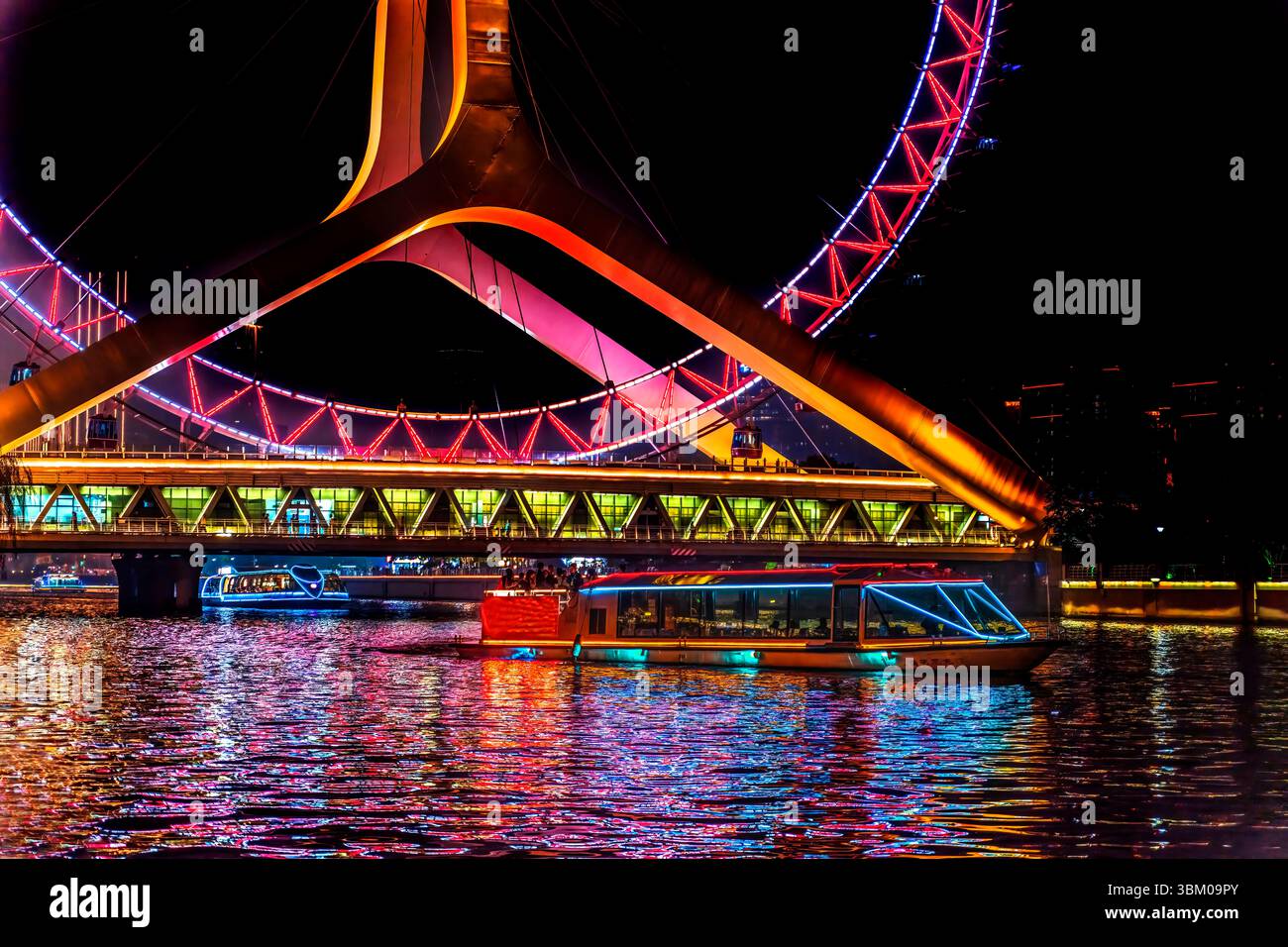 Reflet coloré de l'eau de la rivière Hai illuminé, Tianjin, Chine. Banque D'Images