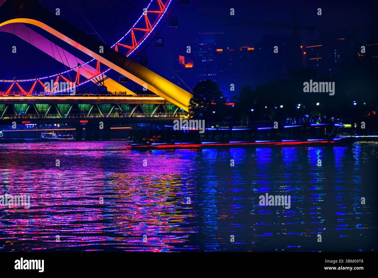 Reflet coloré de l'eau de la rivière Hai illuminé, Tianjin, Chine. Banque D'Images