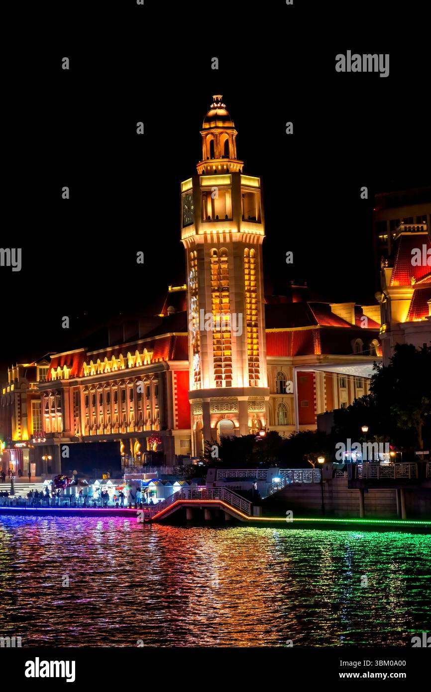 Réflexion d'eau colorée rivière Hai, Tianjin, Chine. Banque D'Images