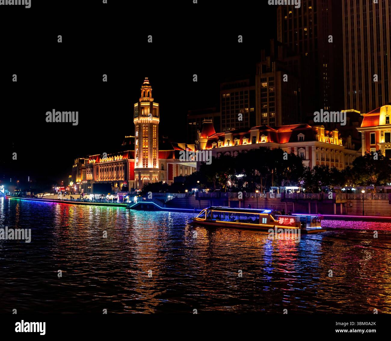 Reflet coloré de l'eau de la rivière Hai illuminé, Tianjin, Chine. Banque D'Images