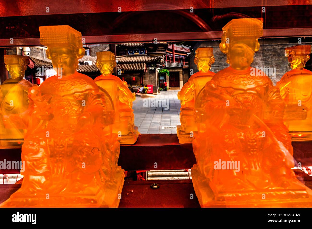 Statues colorées de déesse marine Mazu orange, Temple Tianhou, Guwenhua Jie, Tianjin, Chine. Temple pour la déesse de la mer Mazu de prier pour la sécurité de la navigation. Banque D'Images