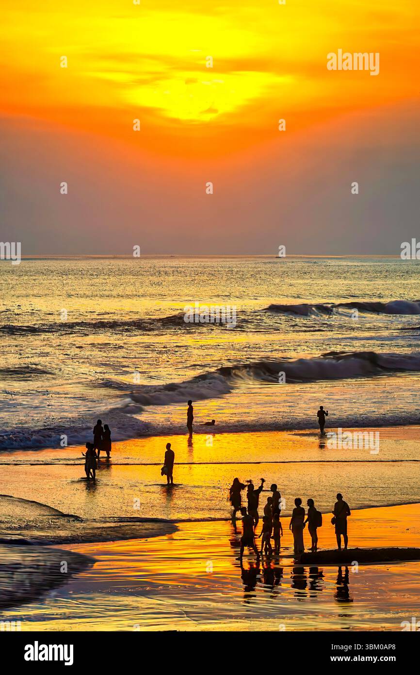 Comme le soleil plonge plus bas sur l'horizon, sa lumière chaude et dorée peut être absorbée et réfléchie par le sable noir, intensifiant les couleurs et créant un R Banque D'Images