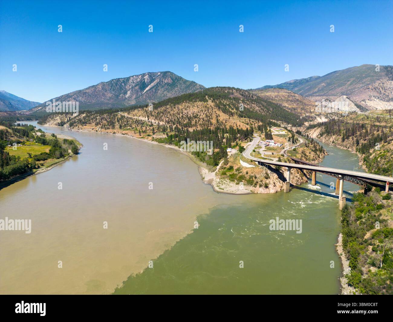 Une vue aérienne de Lytton, un village du sud de la Colombie-Britannique, Canada. C'est la confluence du fleuve Fraser et de la rivière Thompson au sommet Banque D'Images