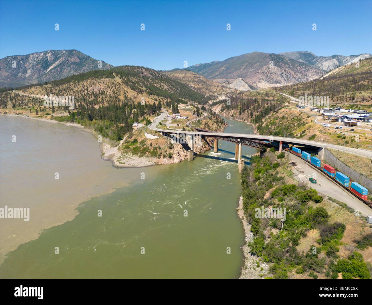 Une vue aérienne de Lytton, un village du sud de la Colombie-Britannique, Canada. C'est la confluence du fleuve Fraser et de la rivière Thompson au sommet Banque D'Images