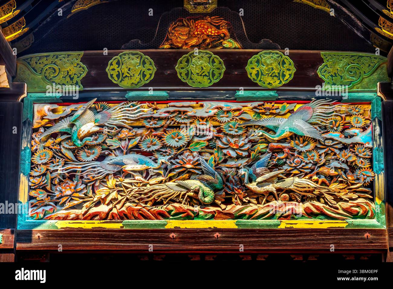 Entrée de sculpture d'oiseaux japonais colorés, château de Nijo, Kyoto, Japon. Achevé en 1626 par les shoguns Tokugawa. Le chrysanthème est un symbole de la Cour impériale Banque D'Images