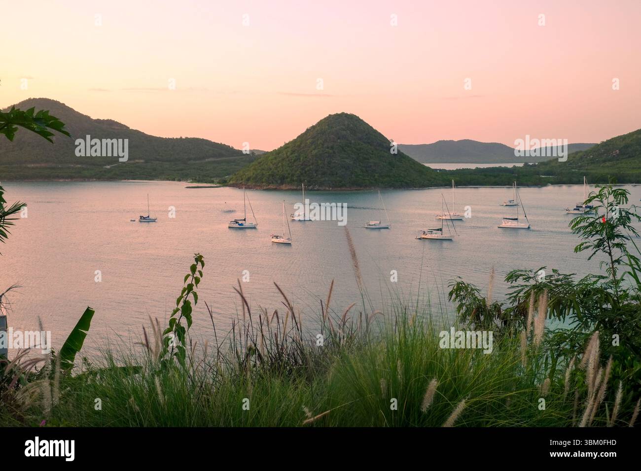 Antigua, Antilles. Bateaux dans la baie à English Harbor Banque D'Images
