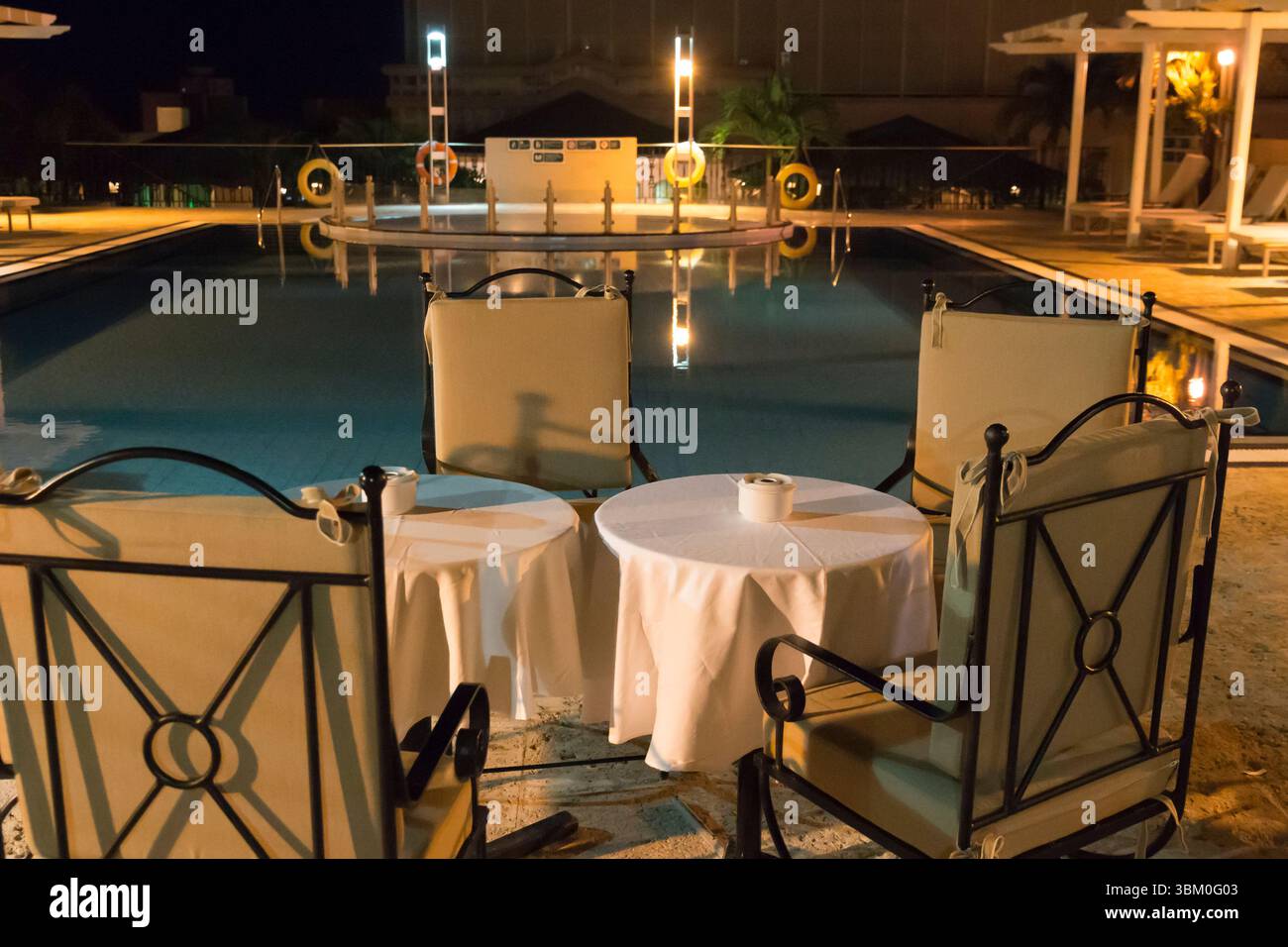 Cuba, la Havane. Soirée sur le toit au bord de la piscine. (Usage éditorial uniquement) Banque D'Images