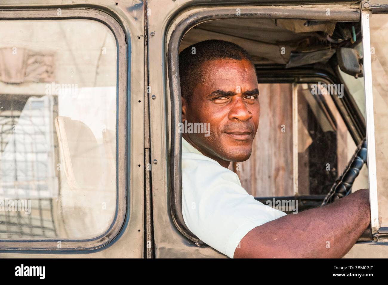 Cuba, Trinidad. Chauffeur de camion. (Usage éditorial uniquement) Banque D'Images
