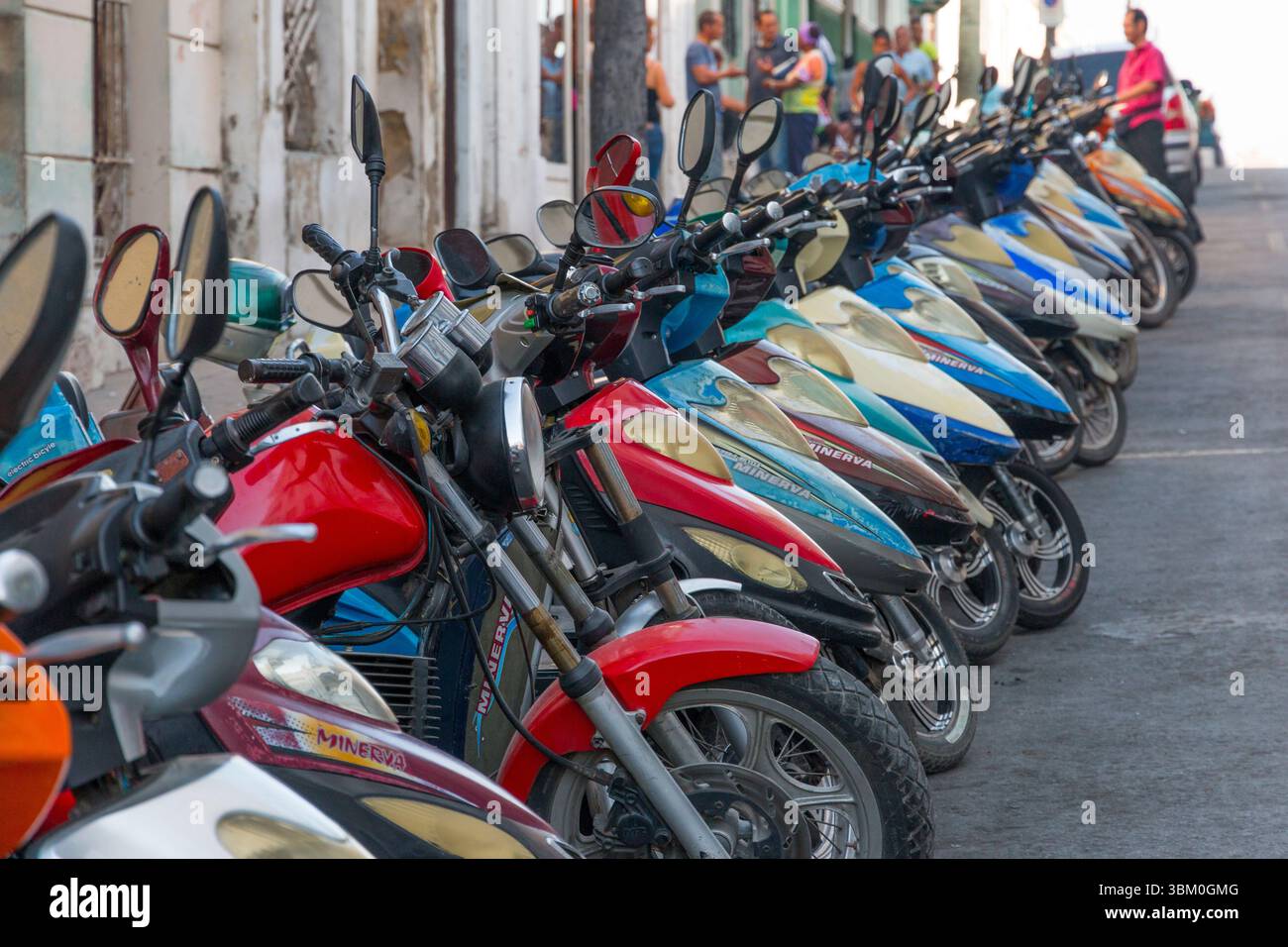 Cuba, Cienfuegos. Motos alignées, garées dans la rue. (Usage éditorial uniquement) Banque D'Images