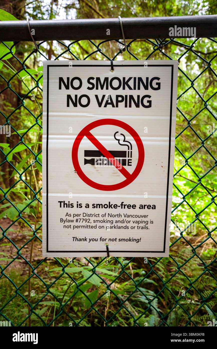 Panneau d'interdiction de fumer et de vapotage dans la zone forestière, Lynn Canyon, North Vancouver, Colombie-Britannique, Canada. (Usage éditorial uniquement) Banque D'Images