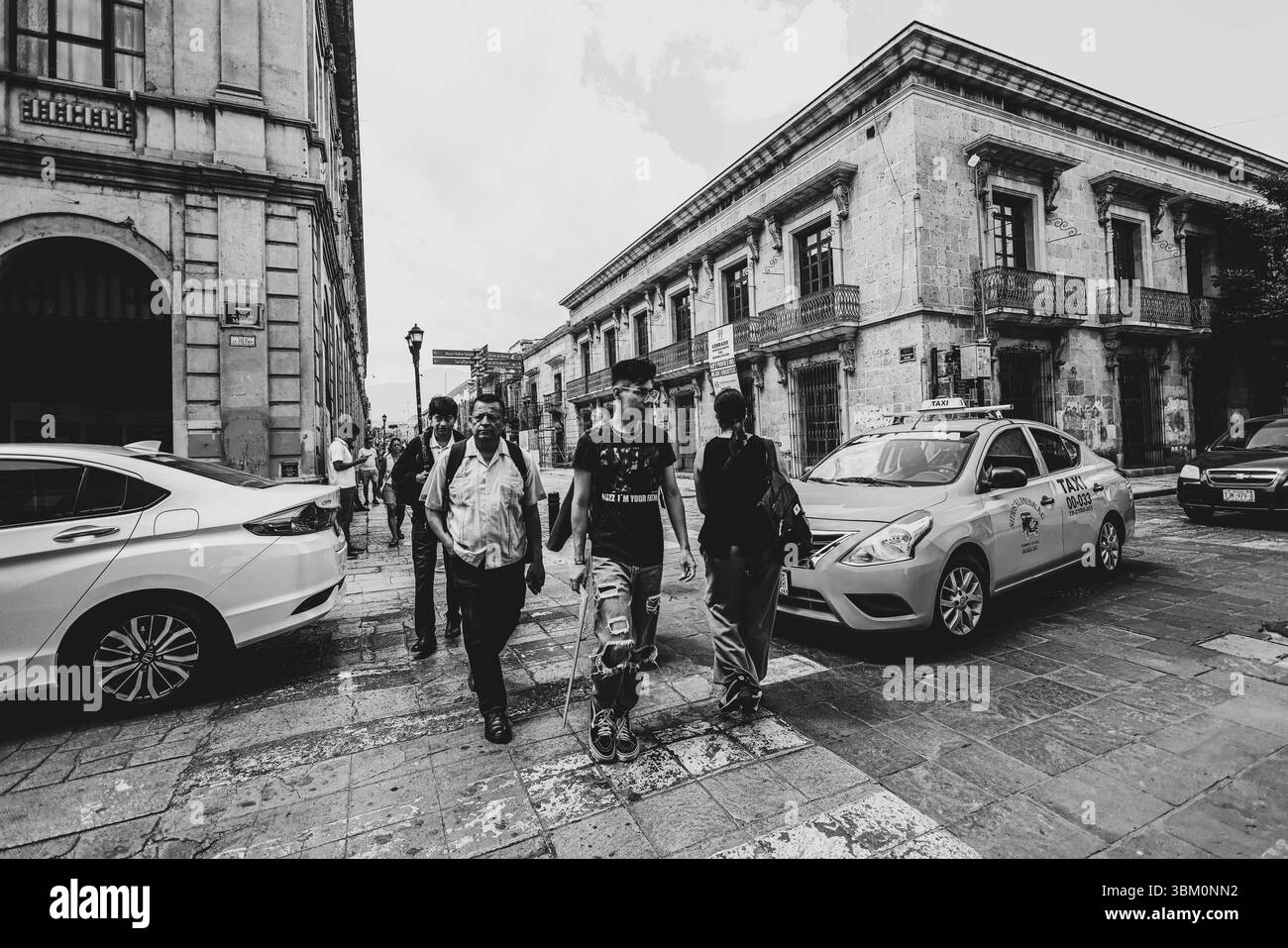 Oaxaca de Juárez, une ville du centre du Mexique, présente des bâtiments coloniaux, dont beaucoup se trouvent dans le Zócalo, la place centrale et le palais du gouvernement, avec des peintures murales colorées représentant l'histoire régionale. La place Alameda de León fait face à la façade ornée de la cathédrale d'Oaxaca. L'église Templo de Santo Domingo du XVIe siècle possède un somptueux intérieur baroque et un ancien couvent y est adjacent. ― 2005 © (photo Luis Gutierrez/Norte photo) Oaxaca de Juarez, ciudad del centro de México, edificios coloniales, muchos de los cuales están , plaza central del Zócalo, se encuentra el Palacio de Gobierno, Banque D'Images