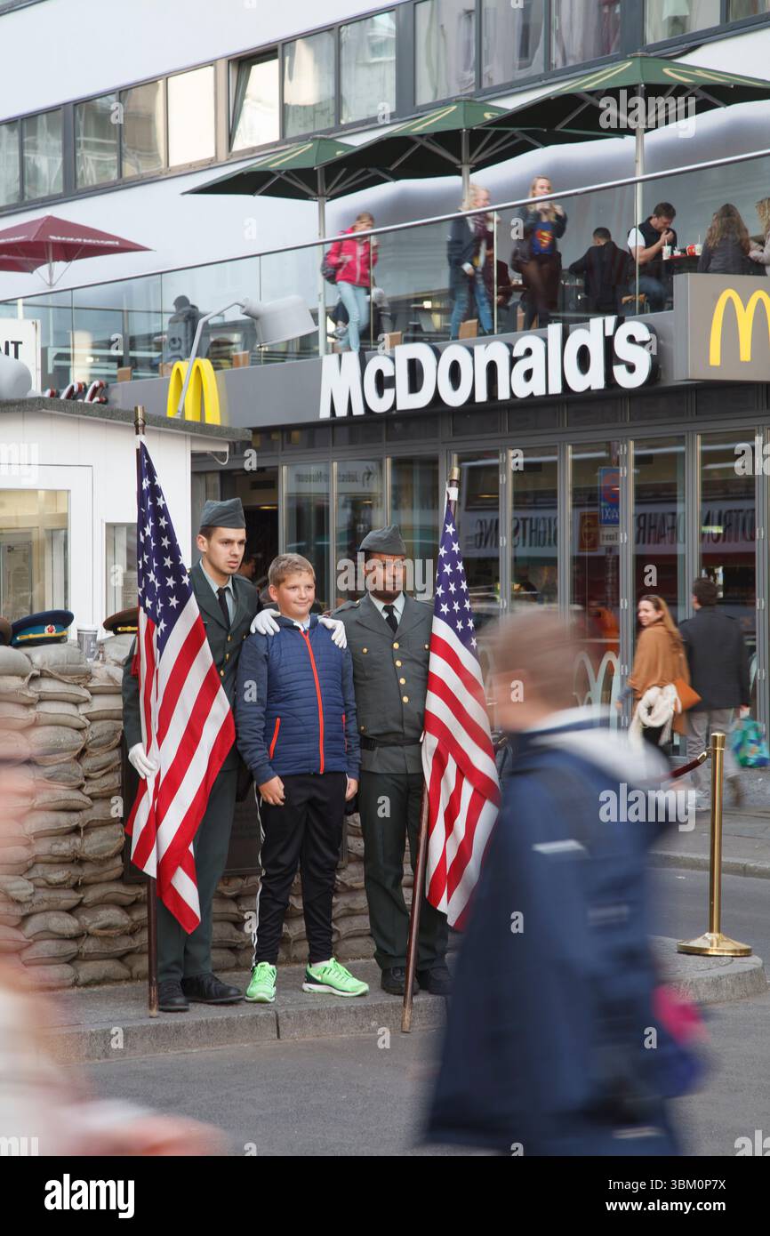 Garçon posant au check poinjt Charlie près du Musée de la guerre froide berlin 2014 Banque D'Images