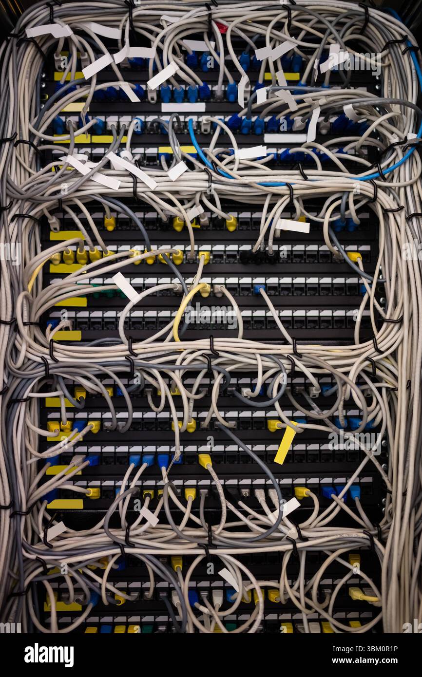 Le panneau de brassage plat montre des câbles Ethernet avec des connecteurs RJ45 étiquetés dans le rack du centre de données Banque D'Images Le panneau de brassage plat montre des câbles Ethernet avec des connecteurs RJ45 étiquetés dans le rack du centre de données Banque D'Images