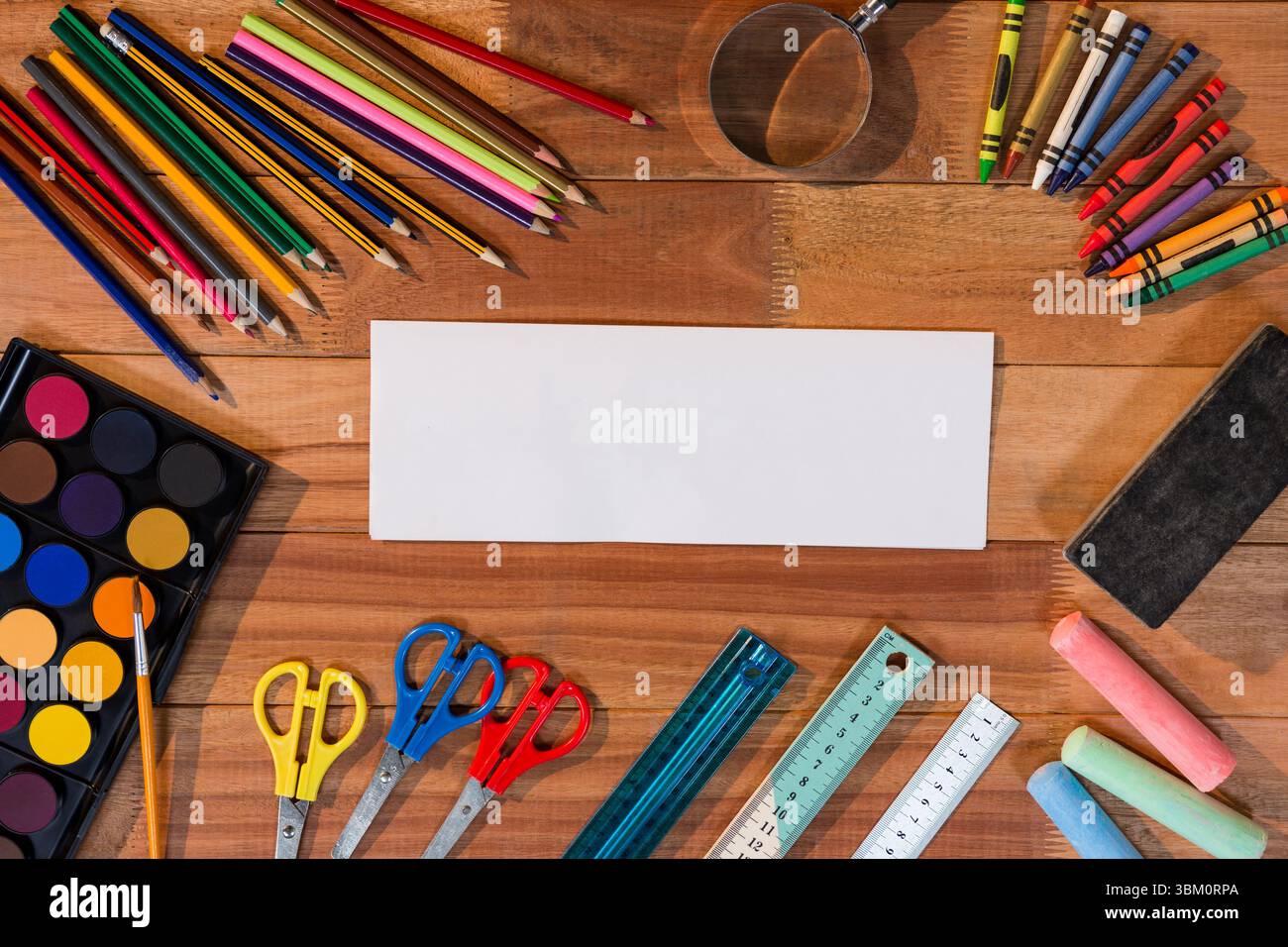 Directement au-dessus du plan de papier vierge avec des fournitures scolaires Banque D'Images