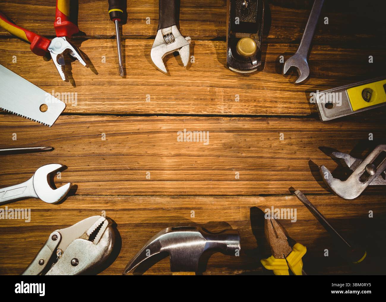 Les outils à main assortis reposent sur une table plate en bois de conception plate, montrant des pinces et des clés Banque D'Images