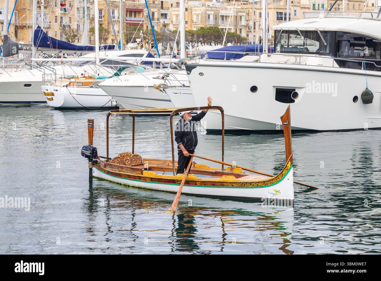 Malte, Senglea, Grand Harbor Marina. Homme en gondole. (Usage éditorial uniquement) Banque D'Images